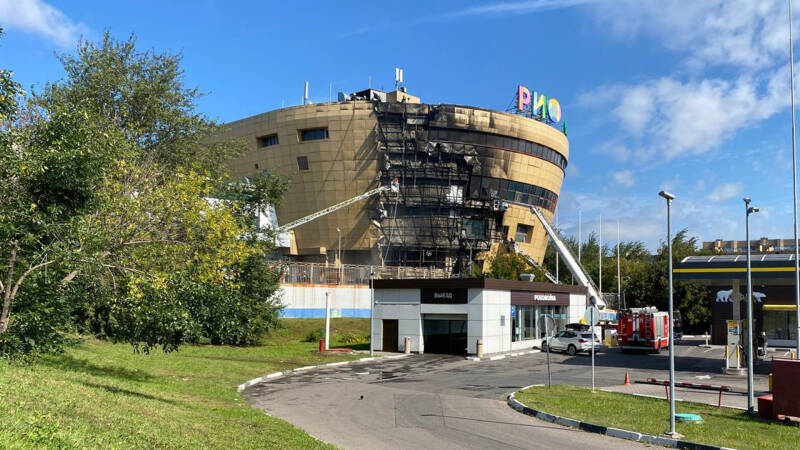 Пожар в ТРЦ &laquo;Рио&raquo; в Москве: огонь охватил четыре этажа здания