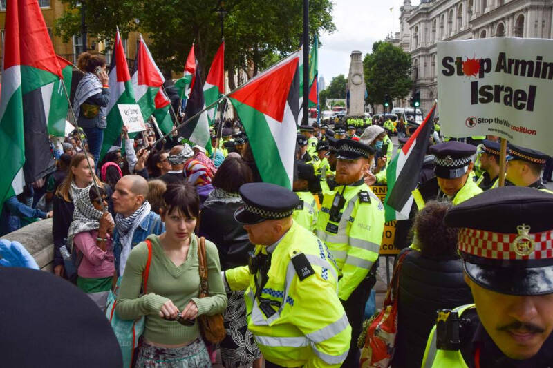 Все против всех: в Великобритании не стихают массовые выступления правых