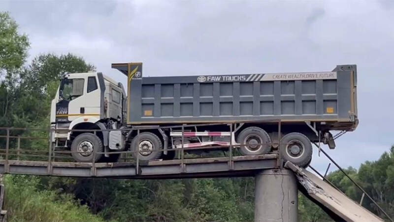 Очередной мост обрушился в Приморском крае после проезда грузовика