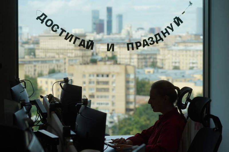 Не мужское это дело: женщин стали вдвое чаще приглашать на работу