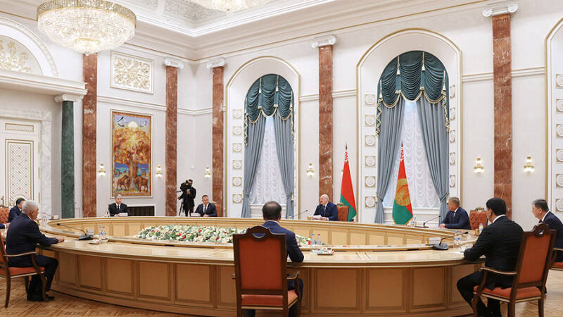 Лукашенко рассказал о ведущейся против стран СНГ гибридной войне