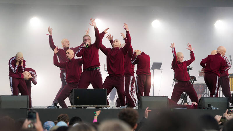 На старый лад: лысый перформанс Хаски, рэп Лолиты и ария Тоси Чайкиной