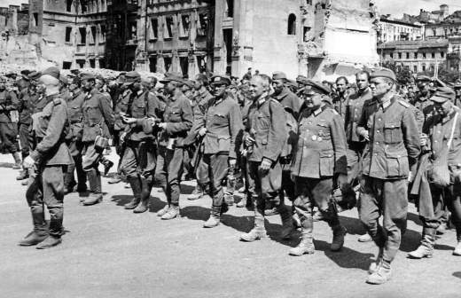 Дело в каске: боевики ВСУ с нацистской символикой издевались над стариком в Судже