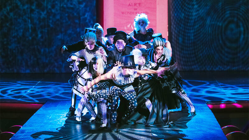 Из Сибири с морковью: в Театр Вахтангова привезли &laquo;Алиsу&raquo;