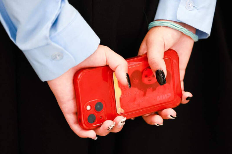 Запретят мобильные, разрешат делать замечания: что изменится в школах с 1 сентября