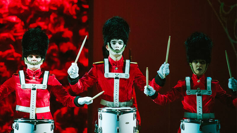 Из Сибири с морковью: в Театр Вахтангова привезли &laquo;Алиsу&raquo;