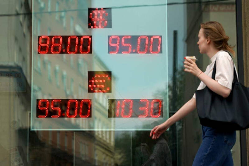 Не вывозят: отток капитала из РФ снизился до $18 млрд за квартал