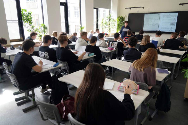 Запретят мобильные, разрешат делать замечания: что изменится в школах с 1 сентября