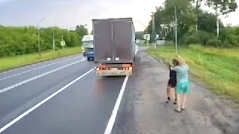 Дальнобойщики подрались в Нижегородской области после ссоры по рации