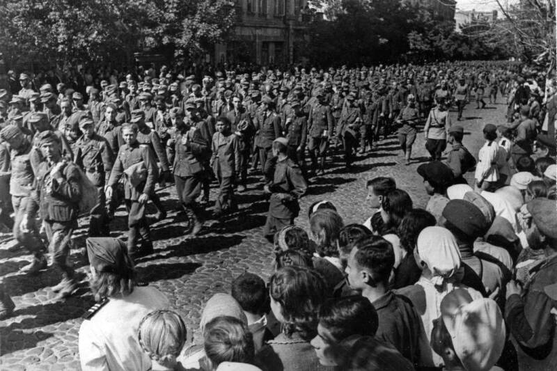Киевский марш позора: когда по столице советской Украины провели пленных фашистов