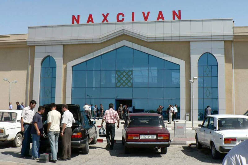 С места в барьер: почему Азербайджан отказывается от дороги через Армению