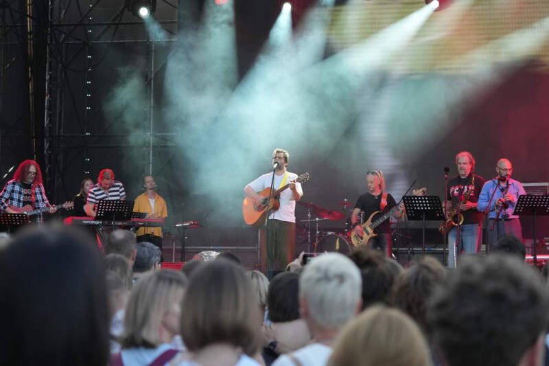 На старый лад: лысый перформанс Хаски, рэп Лолиты и ария Тоси Чайкиной