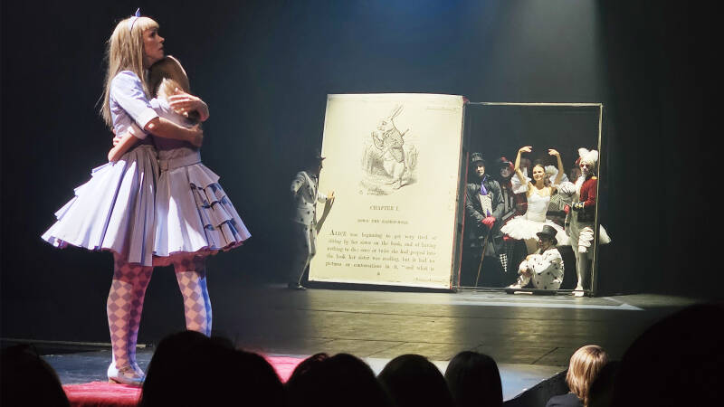 Из Сибири с морковью: в Театр Вахтангова привезли &laquo;Алиsу&raquo;