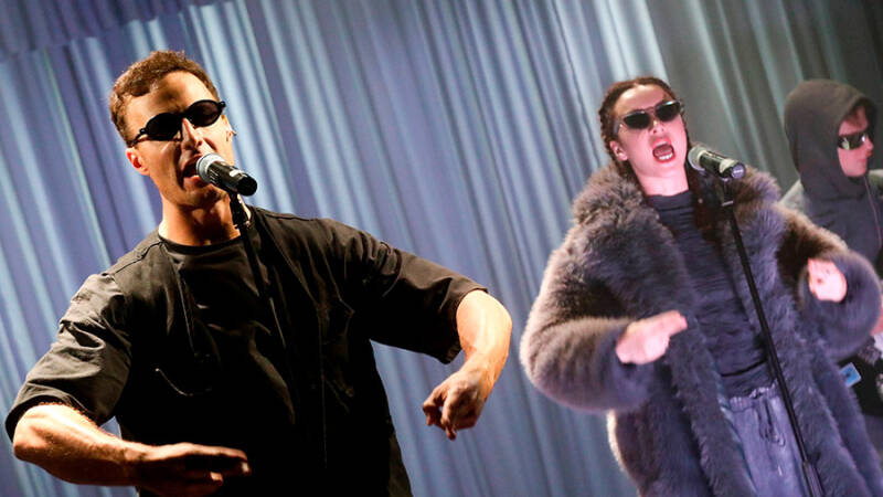 Театр на Таганке открыл сезон спектаклем — рок-концертом «Желтая стрела»