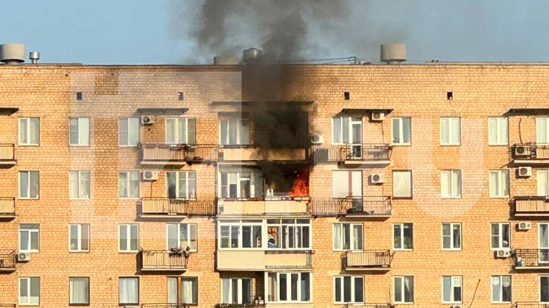 В центре Москвы в квартире многоэтажного дома вспыхнул пожар