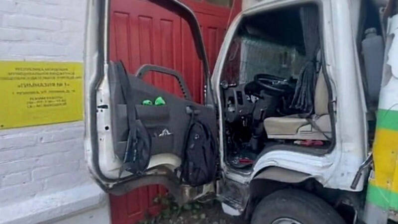 В Мордовии водитель из-за отказавших тормозов врезался в здание гимназии