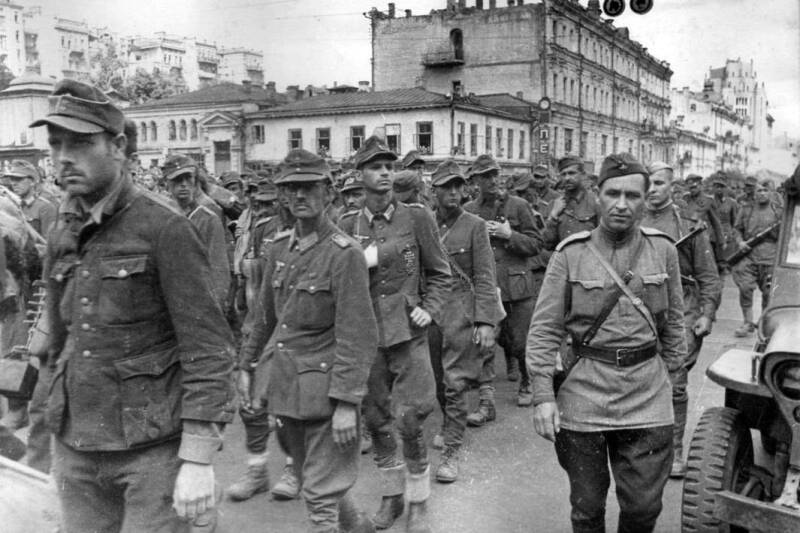Киевский марш позора: когда по столице советской Украины провели пленных фашистов