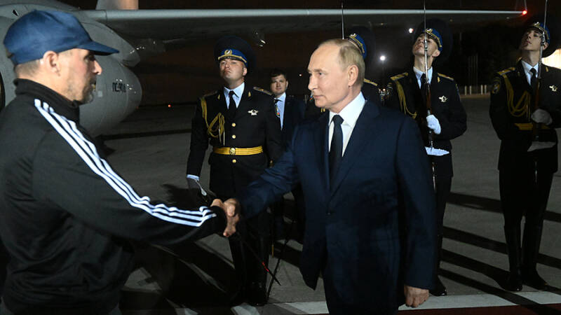 В Кремле объяснили желание Путина лично встретить освобожденных россиян