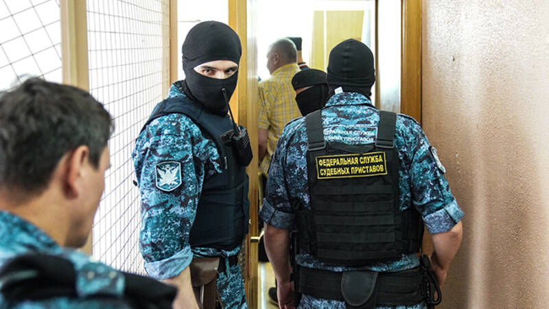 Совфед одобрил закон о праве приставов использовать оружие и физическую силу