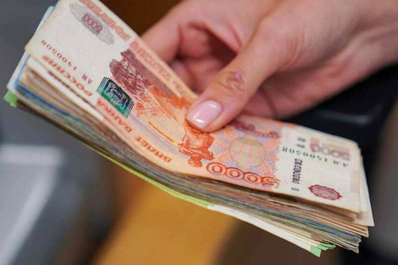 Первые звонки: мошенники могут атаковать россиян перед 1 сентября