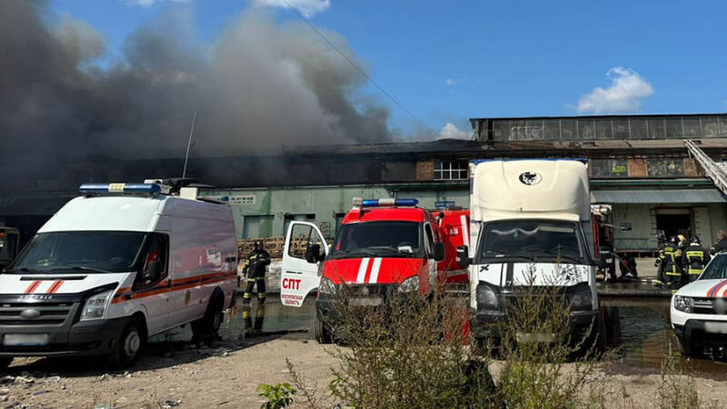 Пожар в Люберцах: огонь в здании бывшего завода тушат с вертолетов