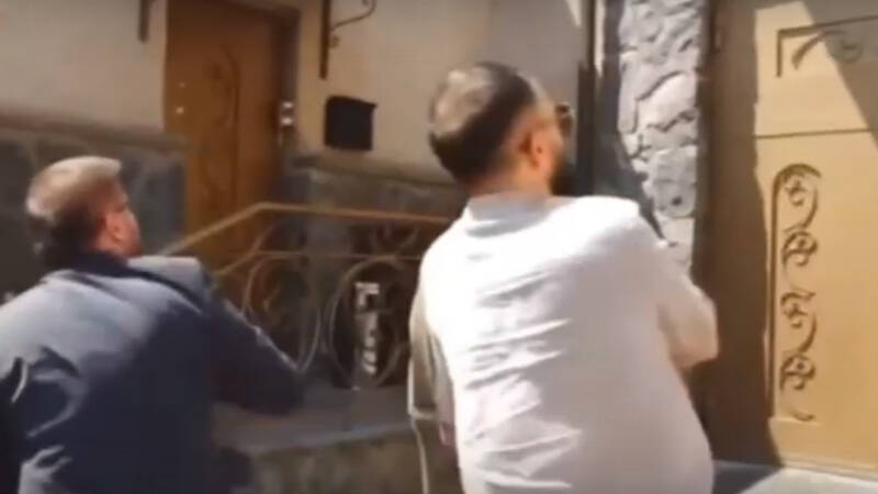 В Ереване забросали яйцами и помидорами здание посольства Белоруссии