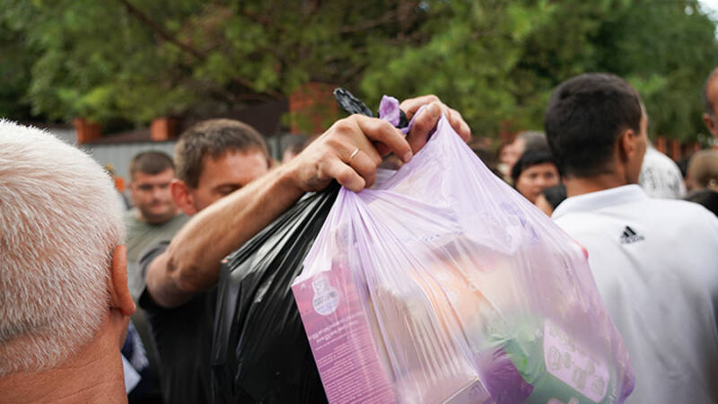 МЧС России доставило более 1,7 тыс. т гумпомощи в Курскую область за время ЧС