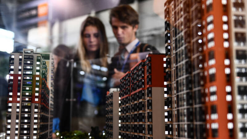 Дому &mdash; не время: выдачи ипотеки в июле рухнули втрое &mdash; до 292 млрд