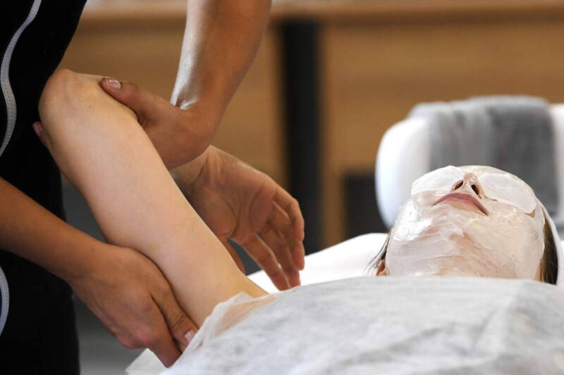 Лунный календарь на август 2024: благоприятные дни для стрижек, окрашивания и лечения