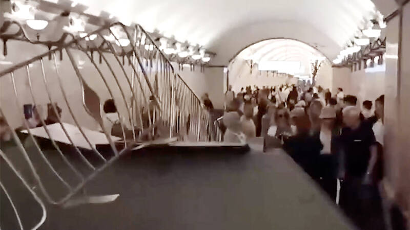 Гермодверь сработала на станции «Арбатская» метро Москвы