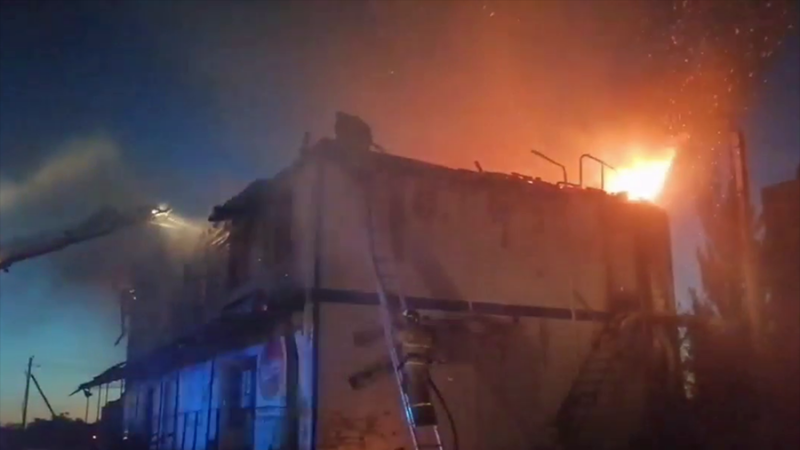 В Астрахани загорелась кровля административного здания