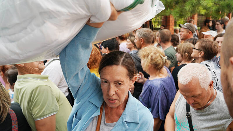 Волонтеры организовали выдачу гуманитарной помощи в Курске