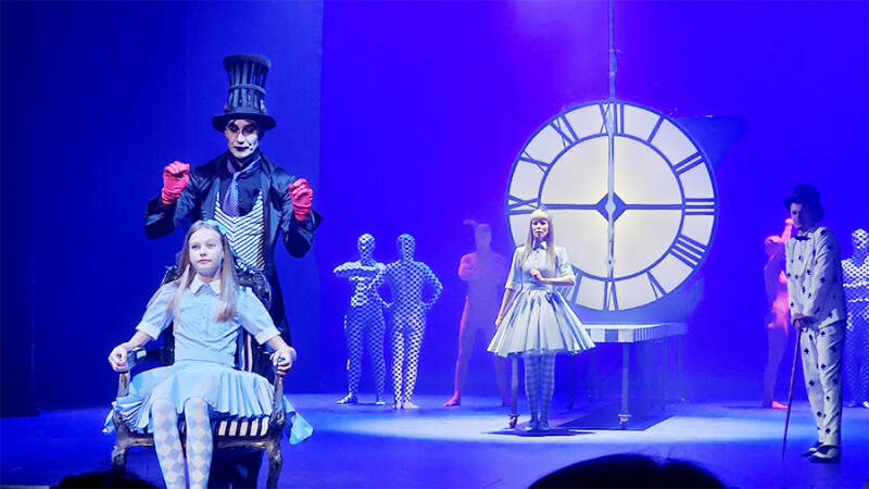 Из Сибири с морковью: в Театр Вахтангова привезли &laquo;Алиsу&raquo;