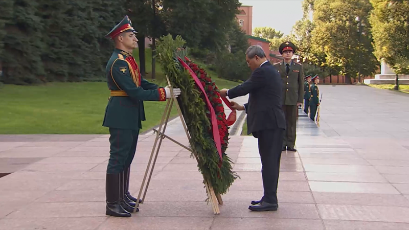 Премьер госсовета КНР возложил в Москве цветы к Могиле Неизвестного Солдата