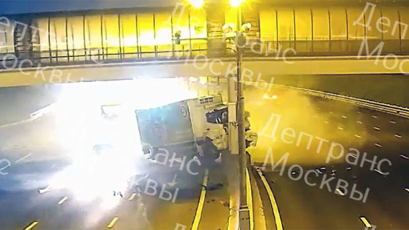 В Москве на МКАД столкнулись легковой автомобиль и грузовик