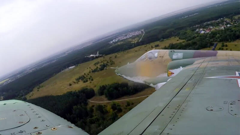Самолеты Су-25 уничтожили скопление живой силы и техники ВСУ в Курской области