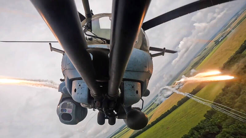 Вертолет Ми-35 ударил по живой силе и технике ВСУ в Курской области