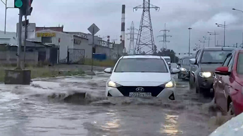 В Санкт-Петербурге из-за ливня затопило улицы