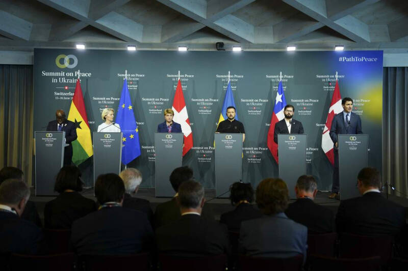 В ЮАР по делу срочно: мирную инициативу Китая по Украине одобрили более ста стран